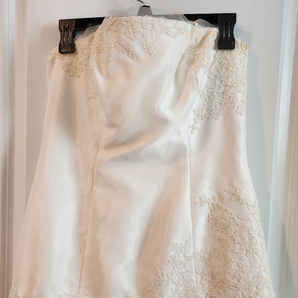 White by Vera Wang cream wedding dress size 10 worn for my vow renwal. - Picture 3 of 9